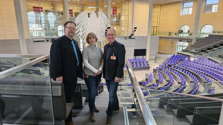 Ralf Behling, Kristina Fuhs und Mario Bloedtner am 16.01.2024 im Bundestag