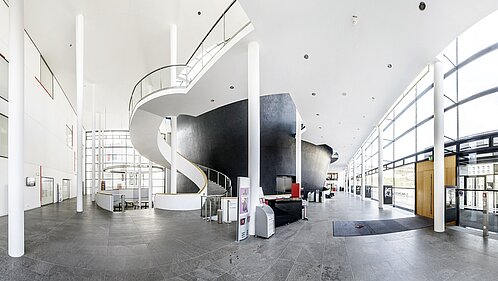 Die öffentliche Veranstaltung findet im Theater Erfurt statt. Foyer des Theaters.