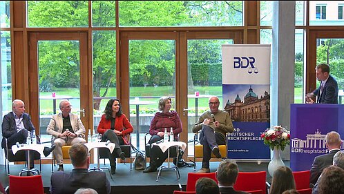 Fünf Disktutanten und Moderator auf dem BDRhauptstadtFORUM 2024. 