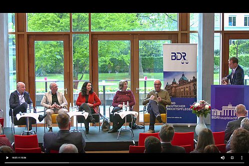 Fünf Disktutanten und Moderator auf dem BDRhauptstadtFORUM 2024. 