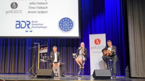 Yellacoustic - eine Rechtspflegerin nebst Band rockt den Rechtspflegertag Yellacoustic