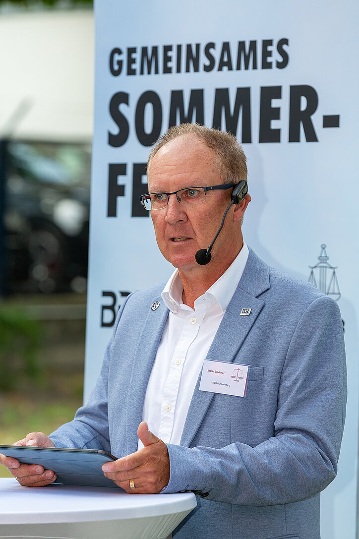 BDR-Bundesvorsitzender Mario Blödtner begrüßt die Gäste