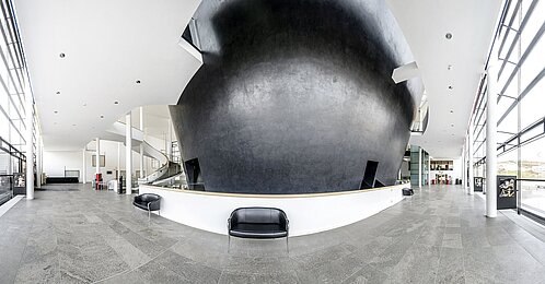Im Foyer ist viel Platz zum geselligen Beisammensein. 