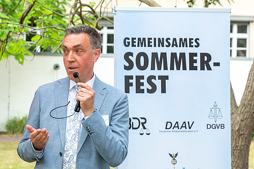 Der DAAV-Bundesvorsitzende Burkhard Will begrüßt die Gäste